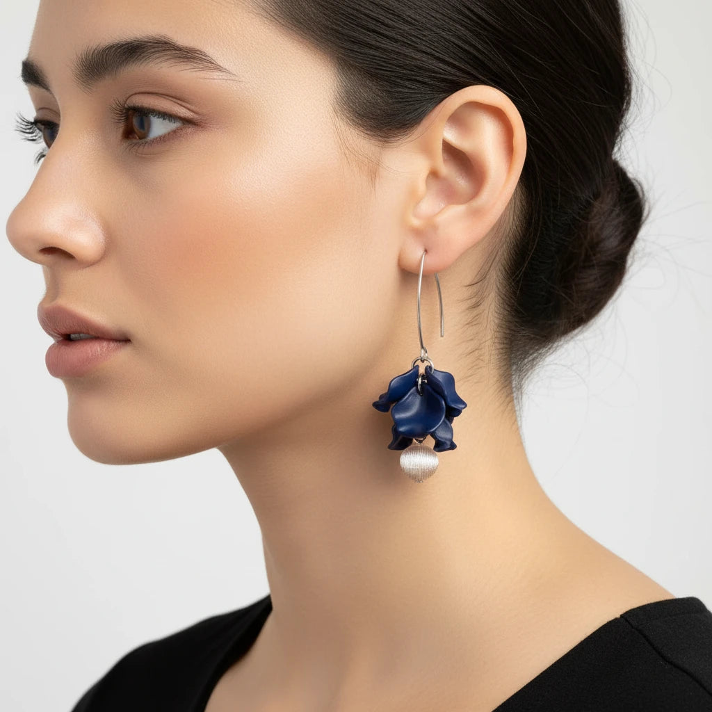 PETAL CLUSTER ÖRHÄNGEN SILVER & NAVY