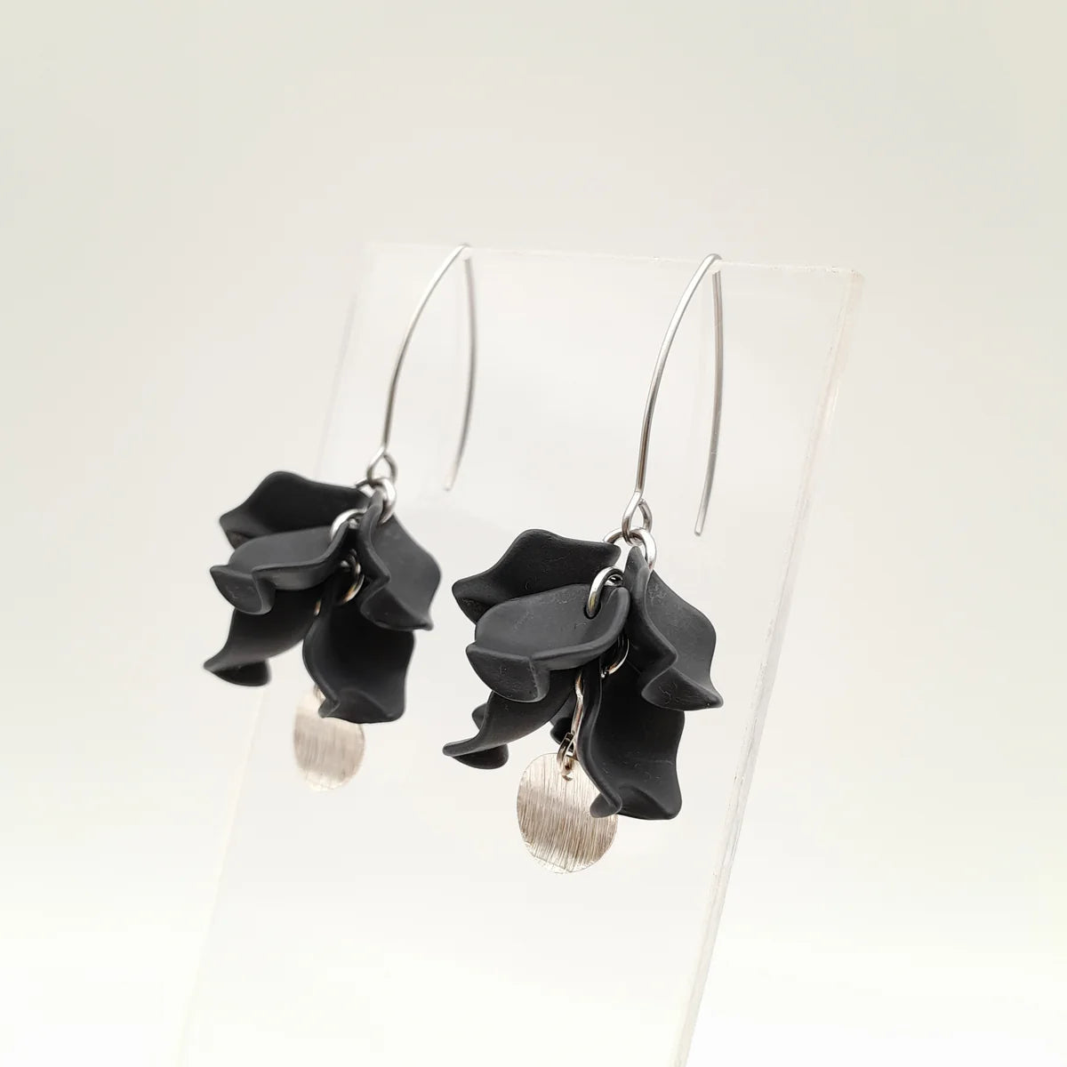 PETAL CLUSTER ÖRHÄNGEN SILVER & SVART