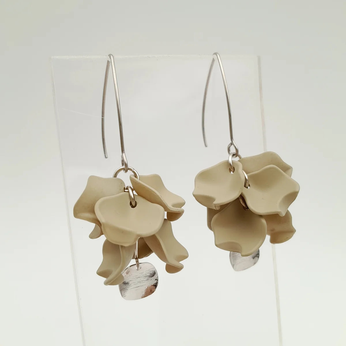 PETAL CLUSTER ÖRHÄNGEN SILVER & BEIGE