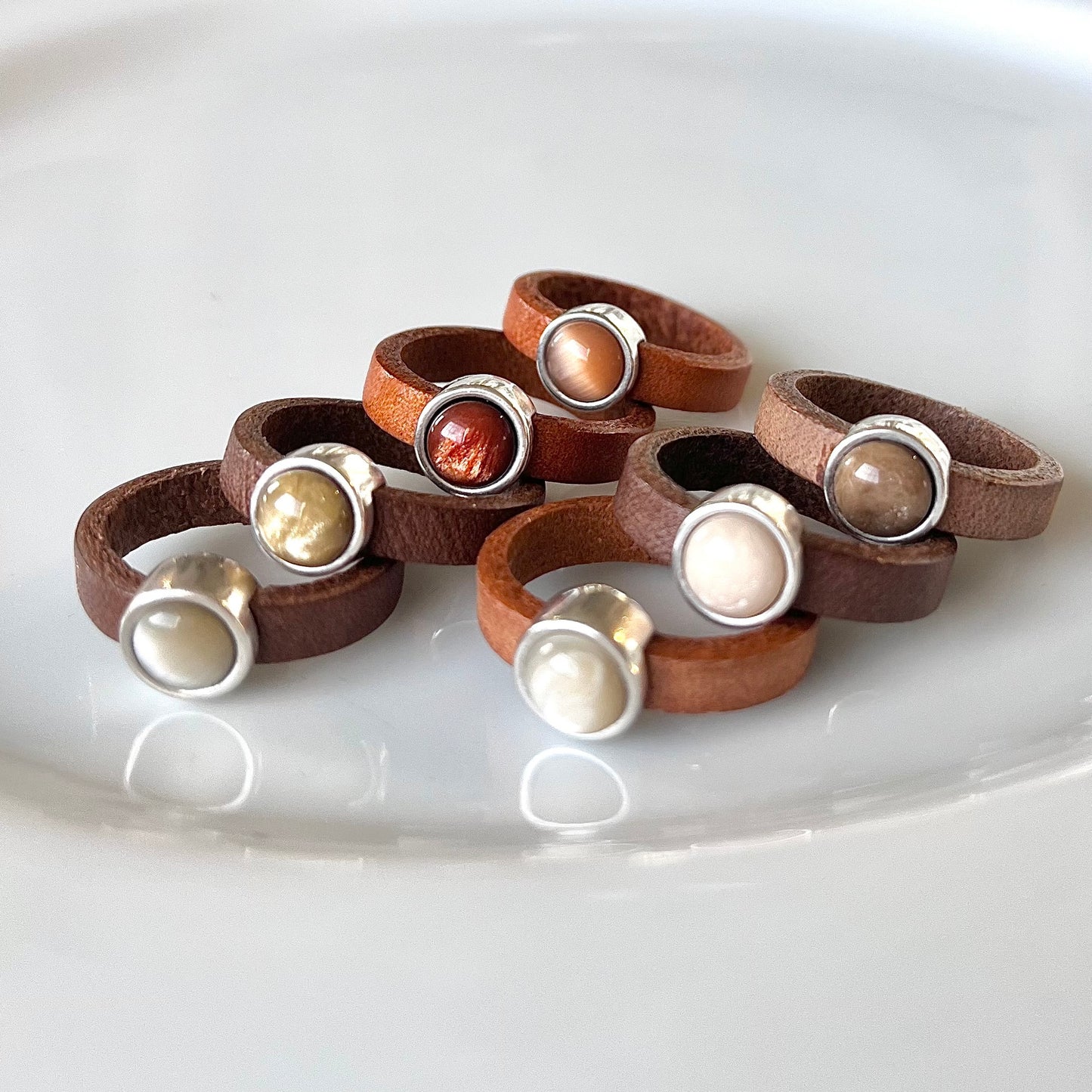 Läderring med silverplätering i bruna nyanser