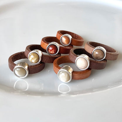 Läderring med silverplätering i bruna nyanser