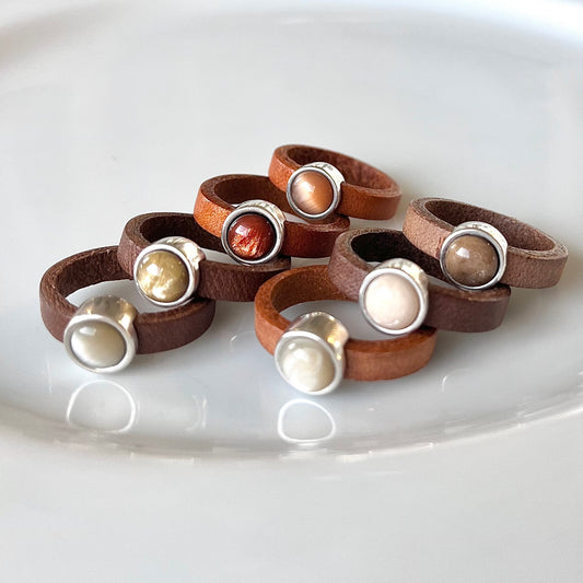 Läderring med silverplätering i bruna nyanser