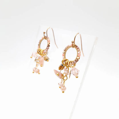 MINI MIYUKI CHARM ÖRHÄNGEN LJUSROSA & GULD