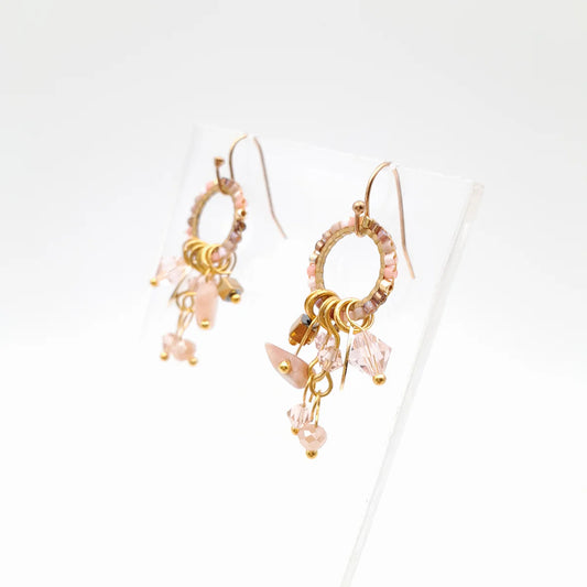 MINI MIYUKI CHARM ÖRHÄNGEN LJUSROSA & GULD