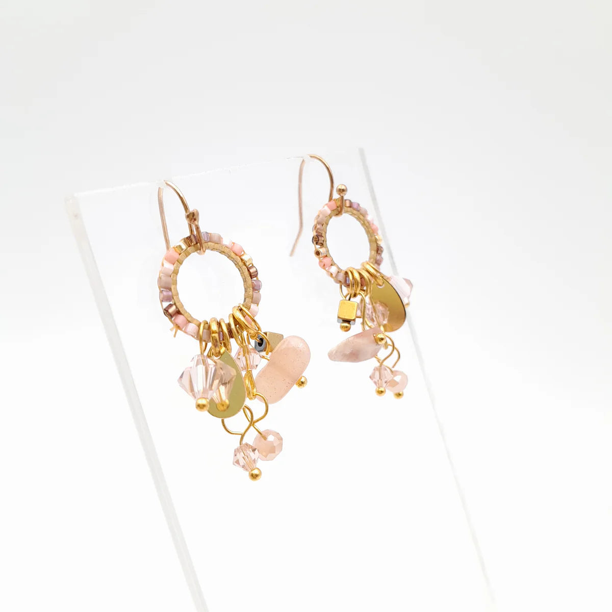 MINI MIYUKI CHARM ÖRHÄNGEN LJUSROSA & GULD