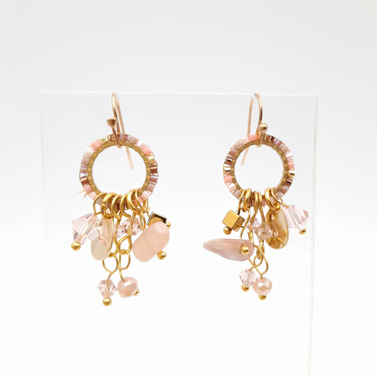 MINI MIYUKI CHARM ÖRHÄNGEN LJUSROSA & GULD