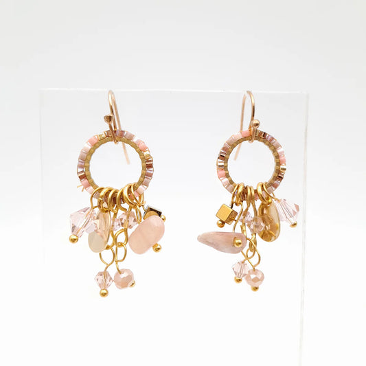 MINI MIYUKI CHARM ÖRHÄNGEN LJUSROSA & GULD