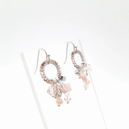 MINI MIYUKI CHARM ÖRHÄNGEN LJUSROSA & SILVER