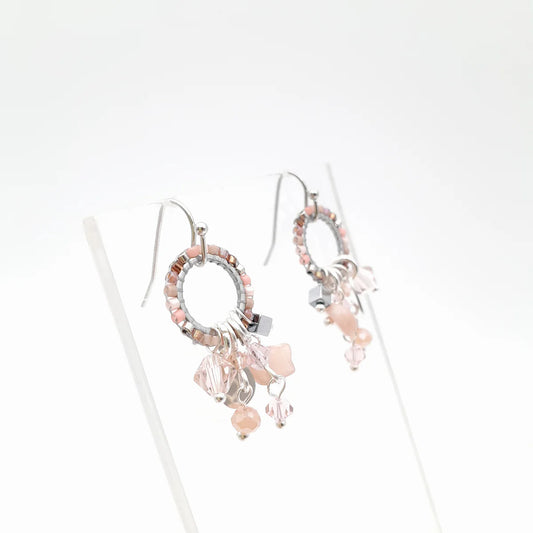 MINI MIYUKI CHARM ÖRHÄNGEN LJUSROSA & SILVER