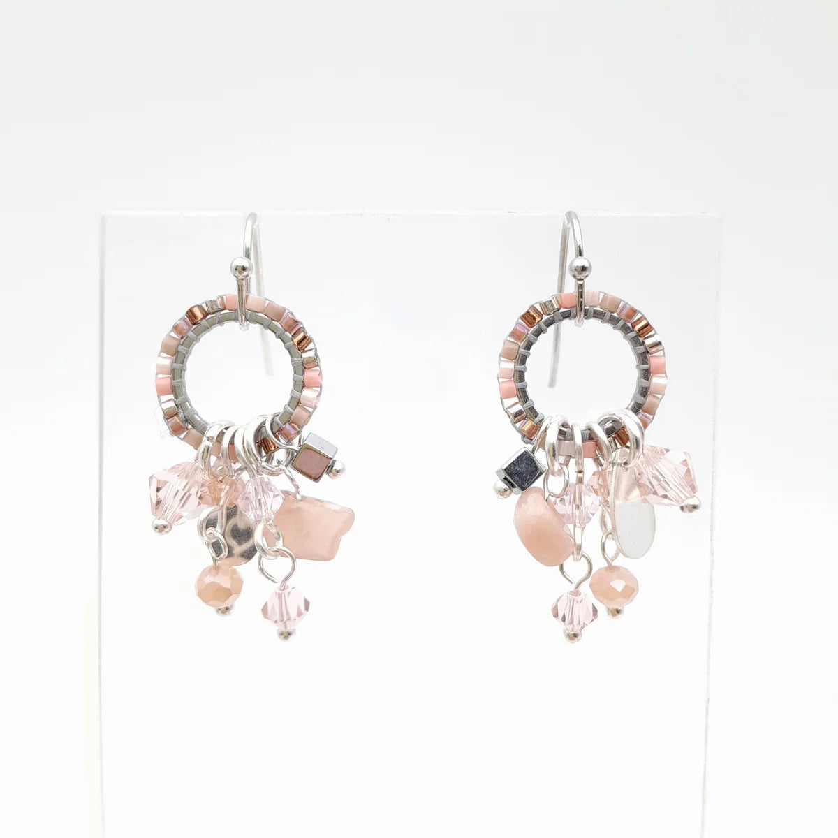 MINI MIYUKI CHARM ÖRHÄNGEN LJUSROSA & SILVER