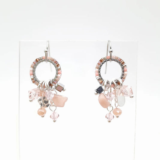 MINI MIYUKI CHARM ÖRHÄNGEN LJUSROSA & SILVER