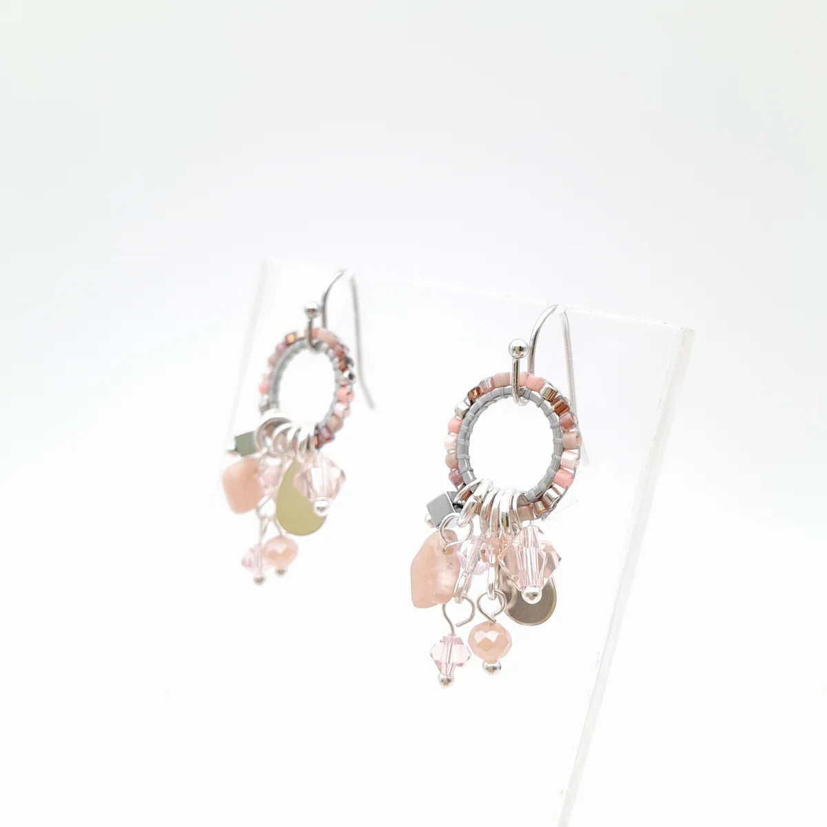 MINI MIYUKI CHARM ÖRHÄNGEN LJUSROSA & SILVER