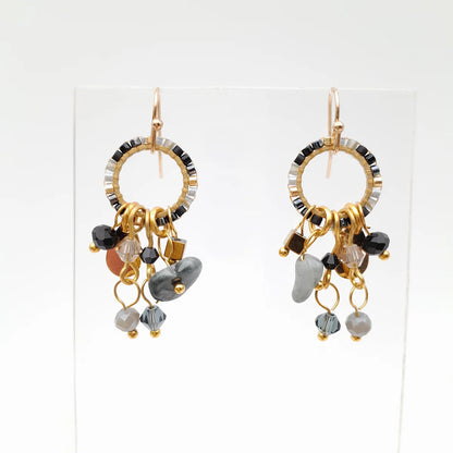 MINI MIYUKI CHARM ÖRHÄNGEN GRAPHITE & GULD