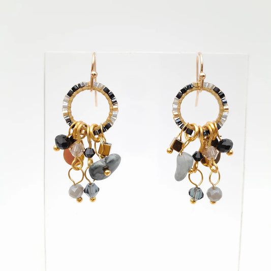 MINI MIYUKI CHARM ÖRHÄNGEN GRAPHITE & GULD