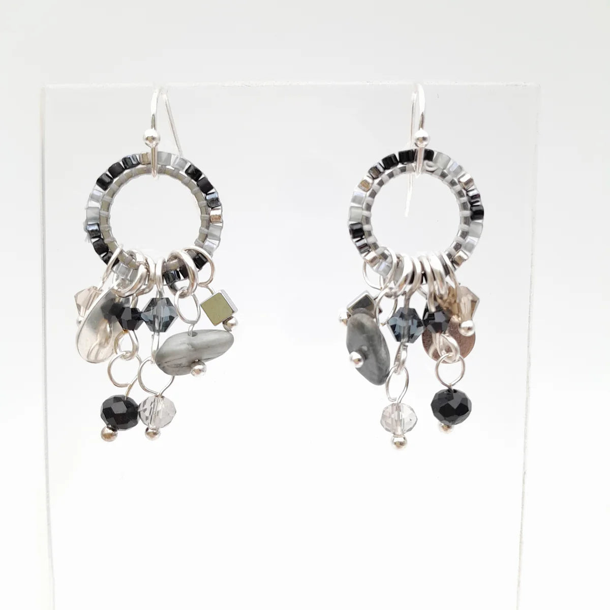 MINI MIYUKI CHARM ÖRHÄNGEN GRAPHITE & SILVER