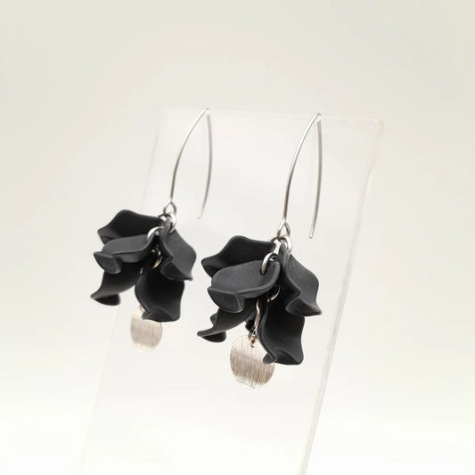 PETAL CLUSTER ÖRHÄNGEN SILVER & SVART